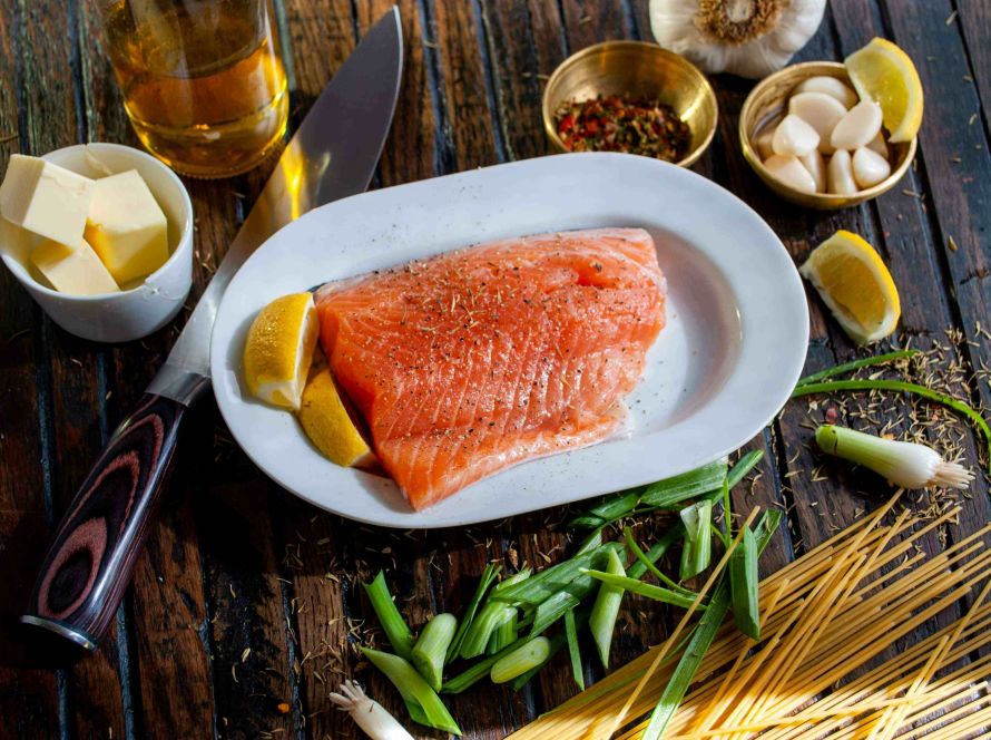 Balanced salmon and vegetable meal supporting insulin sensitivity and blood sugar